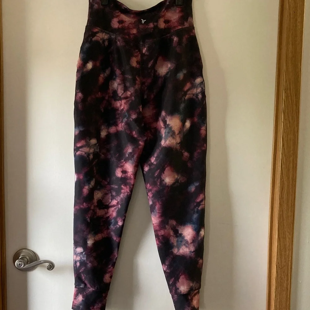 Old Navy Active High-Rise Jogger in Black and Purple